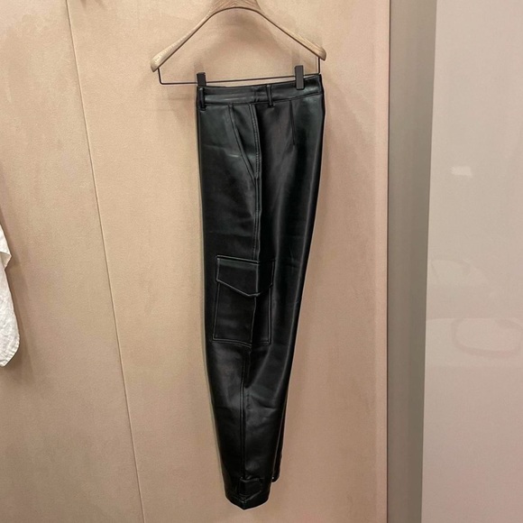 Aritzia modern cargo pant. Only worn three times - Picture 4 of 6